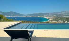 Villa de Luxe avec Piscine à Débordement à Porticcio